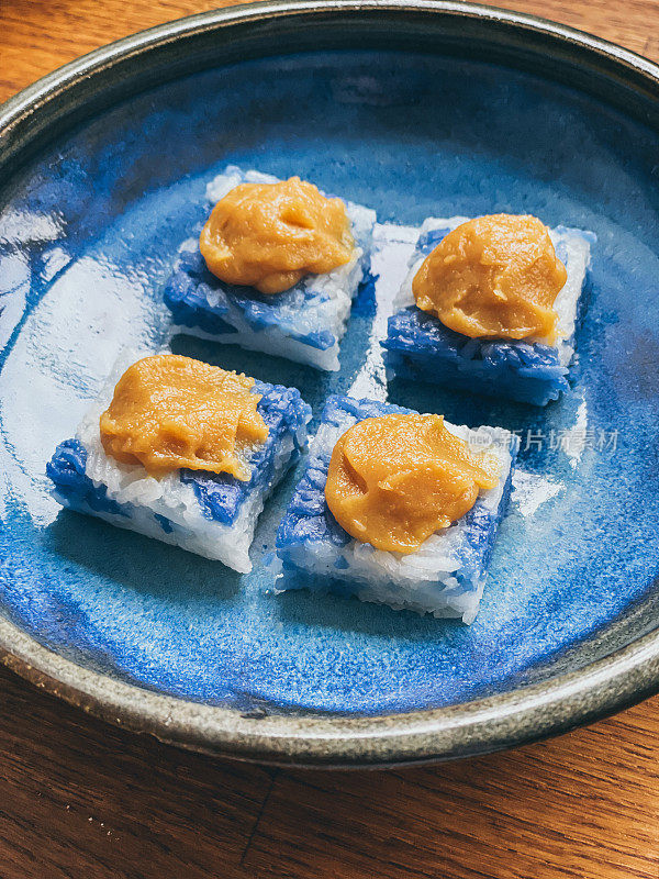 马来西亚甜点puut Tai Tai或Kaya Kuih，蓝色糯米糕